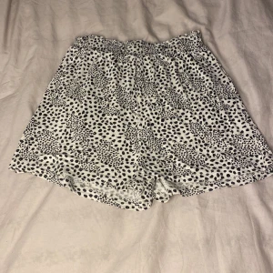 sköna Prickiga shorts  - Är i bra skick och är sköna.