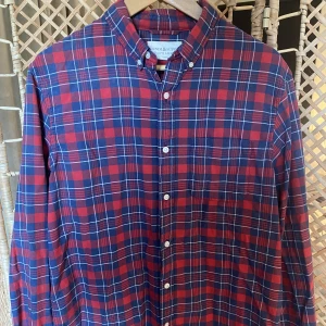 Skjorta Ralph Lauren - Säljer en rutig skjorta från Ralph Lauren Denim & Supply i fint skick. Storlek medium. Regular fit.