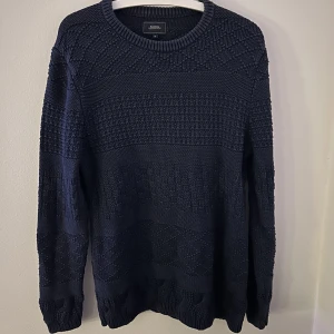 Boomerang stickad tröja  - Hej jag säljer min gamla stickade tröja från Boomerang i storleken M. Jag säkert den då den inte kommer till användning, men skicket är fortfarande 9/10. Passar perfekt nu till vintern. Hör av er vid minsta lilla intresse!!