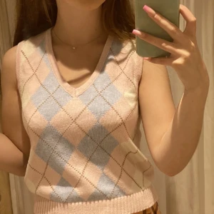 Jättesöt Brandy Meville väst - jättegullig brandy meville väst!! är ljusrosa och ljusblå. säljer då den inte är min stil längre. köpt för cirka 450 kr för 2 år sedan. kontakta gärna innan ni använder köp nu!!!