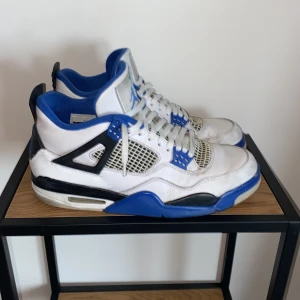 Jordan 4 - Hej säljer mina jordan 4 retro motorsports för att de är för små storlek 43. Skicka för mer frågor eller bilder. DE ÄR ÄKTA