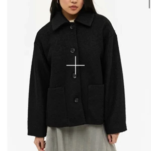 Kappa - Köpte denna kappa här ifrån plick men tyvärr var den för stor för mig så därför säljer jag den dirket men den är jättefin och perfekt nu till hösten💞