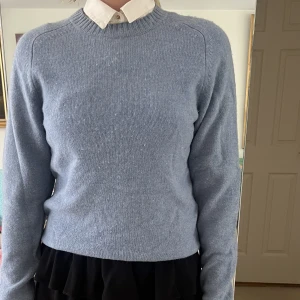 Tjocktröja  - Ljusblå tjocktröja från Uniqlo i storlek s. 