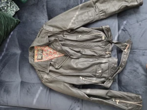 Nyskick Jofama by Kenza - Bilderna är talade. Skinnjacka i alldeles nyskick i läder. Snygga detaljer och snyggt innerfoder. Snyggt till höstens outfit👌🏼