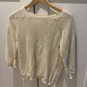 Stickad tröja  - Beige tröja från soaked in luxury. Storlek S