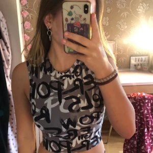 Söt sport topp  - Super söt sport topp från stronger.❤️ Säljer pågrund av att den har blivit för liten och inte kommer till användning. Använt en eller två gånger. Den är vadderad så man behöver inte ha bh under.💗 Köparen står för frakt och pris går att diskuteras💗
