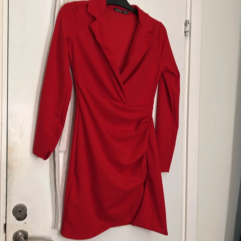 Väldigt fin röd klänning. Aldrig använd då den är lite för kort för mig som är 175cm. Väldigt fin passform.. Klänningar.