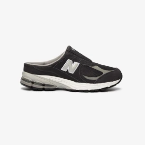 New Balance 2002 Mule - Coolaste skorna, säljer endast då jag har i annan färg!! Använda fåtal gånger, men hittar inget att anmärka på vad gäller skick. 
