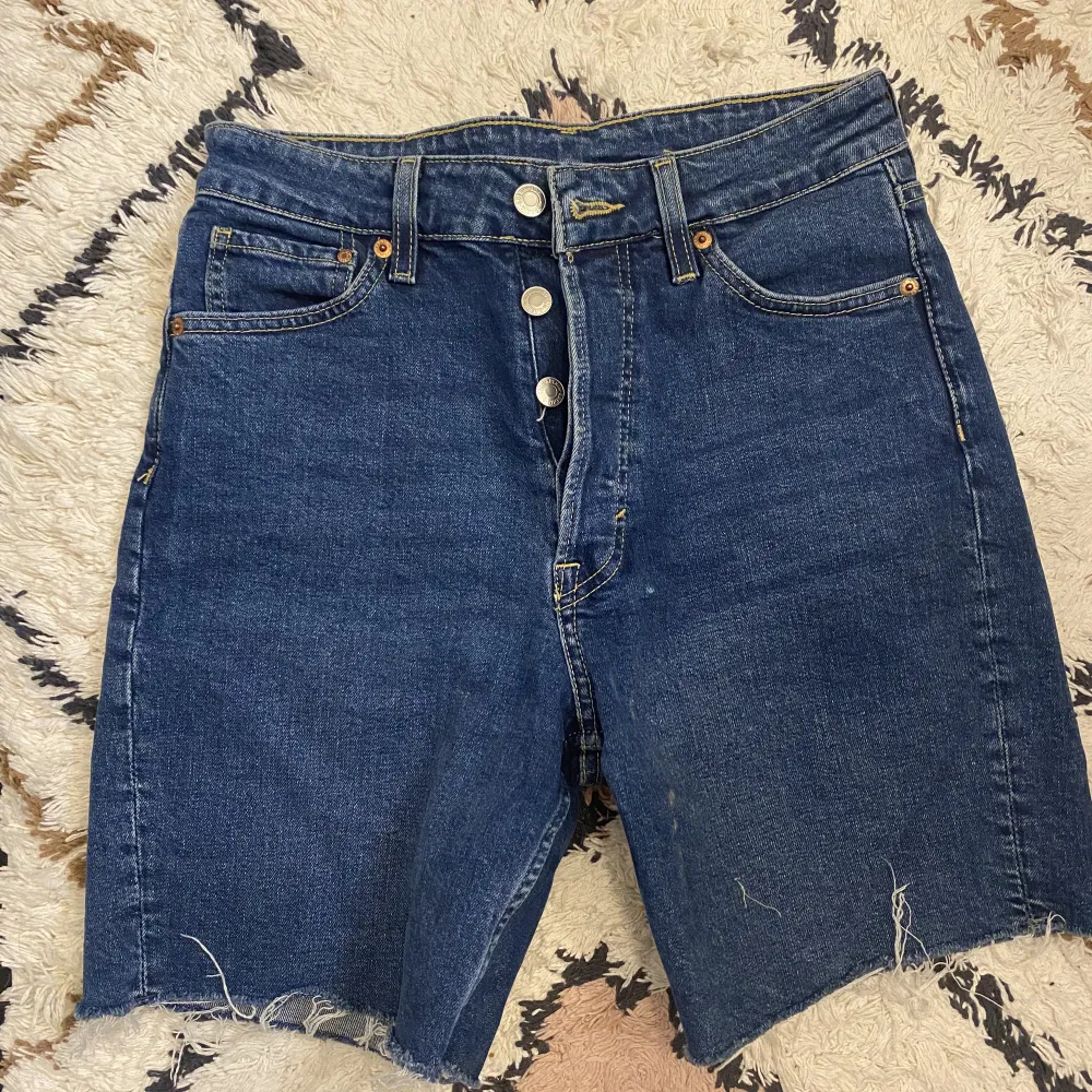 Bermuda shorts från HM, går ner till halva låret på mig ungefär (165cm). Storlek 38. Shorts.