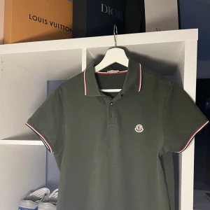 Moncler pike - Moncler pike (äkta) size M  Bra skick utan flaws (inga fläckar, hål)  Inget finns till dessvärre.  Skickas spårbart och försäkrat via postnord