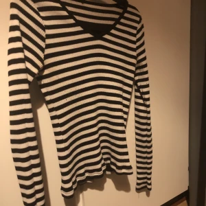 Randig långärmad tröja  - En superfin randig långärmad tröja. Varan är i fint skick. Bör vanligtvis storlek s men passar även någon som bär storlek xs. Har köpt tröjan secondhand och därför är inte lappen kvar.