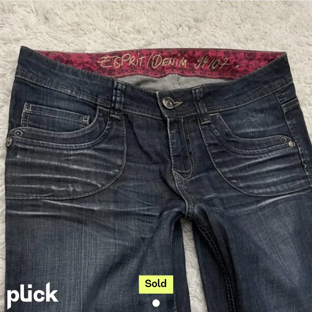 (Lånade bilder) Säljer nu dessa jeans jag köpte på Plick då dem va för stora för mig. Dem har inga defekter och har ett bra skick. Skriv om du är intresserad eller för fler bilder🥰. Jeans & Byxor.