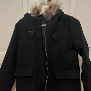 Mörkblå kort kappa från Zara - En mörkblå kort kappa från Zaras barnavdelning. I bra skick, och i storlek 11-12 år, 158-164 cm. 