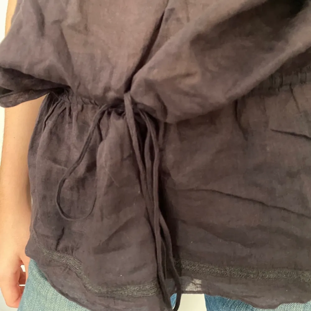 Ett grått tunnt linne från Hunky Dory Stl XS. Knappt använt.   Drakslinga med snöre över höften.   . T-shirts.