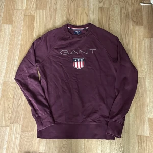 Sweatshirt  - Vinröd gant sweatshirt skick 10/10 storlek M