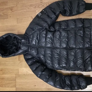 Peak jacka - En svin snygg populär jacka i storlek 170 (passar XS,S) som är perfekt nu till vintern,sparsamt använd förutom 2 små hål på ena ärmen (se bild), kommer ifrån rökfritt hem❤️❤️
