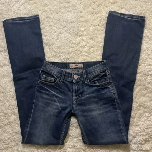 Lågmidjade Bootcut jeans  - Lågmidjade Bootcut jeans från märket Fornarnia. I bra skick och så härlig färg. Innerbenslängd:82 midjemått:35 så passar någon längre! Vill du köpa trycker du på ”köp nu” jag postar alltid samma dag eller dagen efter köp.