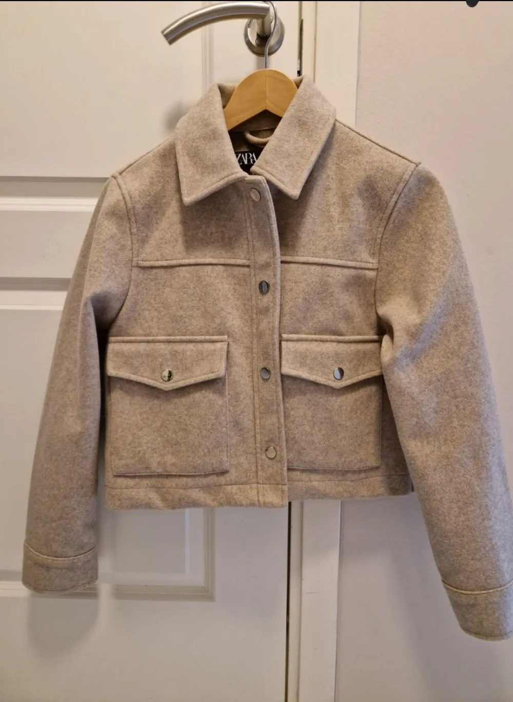 Säljer denna jacka för att den inte kommer till användning. Jackan har används typ en gång tidigare. Original priset är ca 600 kr.. Jackor.