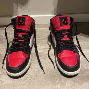 Jordan 1 Mid White Black Red - Köptes på sneakershyllan i Göteborg 22 Januari 2023 och är i bra skick. Köptes för 2,5 tusen, Säljer för 2 tusen, Behöver bara en tvättning så är dom som nya, storleken på skorna är 42. Stad: Alingsås