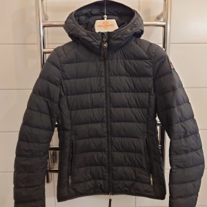 Parajumpers Juliet jacka  - Parajumpers Juliet dam jacka i storlek S (36) svart. I mycket bra skick. Qr kod på jackan finns som intygar att den är äkta. 