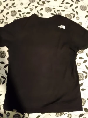 The North Face tshirt  - Säljer på grund av att den är för stor för mig 