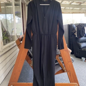 Jumpsuit - En super skön jumpsuit ifrån Bikbok. Använd 1 gång så i fint skick. 