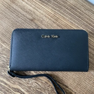 Calvin Klein plånbok  - Plånbok från Calvin Klein i bra skicka. 