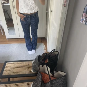 Weekday jeans  - Säljer dessa sjukt snygga jeans från weekday i orm skinn mönster som inte säljs längre då de inte kommer till någon användning💙