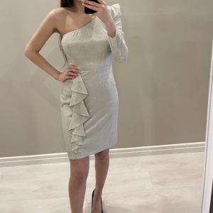 Silver glittrig aftonklänning - Silver glittrig aftonklänning/festklänning i storlek 36 (insydd till 34, går att sprätta upp till 36 igen). Endast använd en kväll