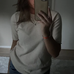 Soft goat - Soft goat t shirt i färgen sand.