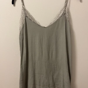 Linne mef spets - Jättefint linne med spetskant. Använt någon enstaka gång.