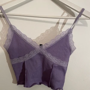 Lilla spets crop topp - Ett gulligt lila spets crop topp💓