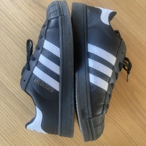 Adidas superstars - Säljer dessa adidas superstars. Dem är i storlek 43 men är lite mindre än vanliga 43:or. Så passar nog 42 bra. Skicka ett meddelande ifall ni undrar något🤙🤙