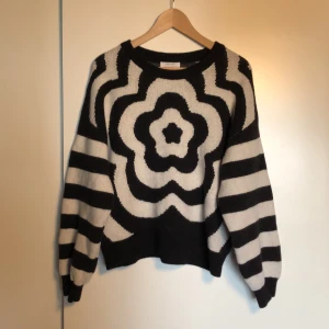 Stickad tröja  - Tjock typ stickad tröja av polyamid, ull och bomull! Ser likadan ut framifrån som bakifrån. Tjockt och ganska tungt material  Från & Other Stories 