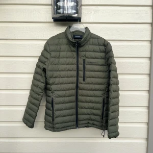 Oliv grön Peak performance jacka - Säljer nu min Peak performance jacka då den va för stor för mig. Är 9/10 i skick. Köpte den för 3000 säljer den nu för 1800. Pris kan diskuteras vid smidig affär. 