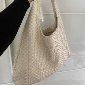 Bottega liknande väska - Bottega likande väska från NAKD! Stor och i mycket bra skick!