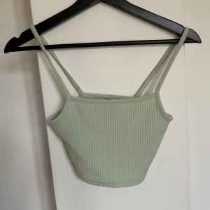 Ljusgrönt linne - Använd ett fåtal gånger men i bra skick. Kort och är liten i storlek.