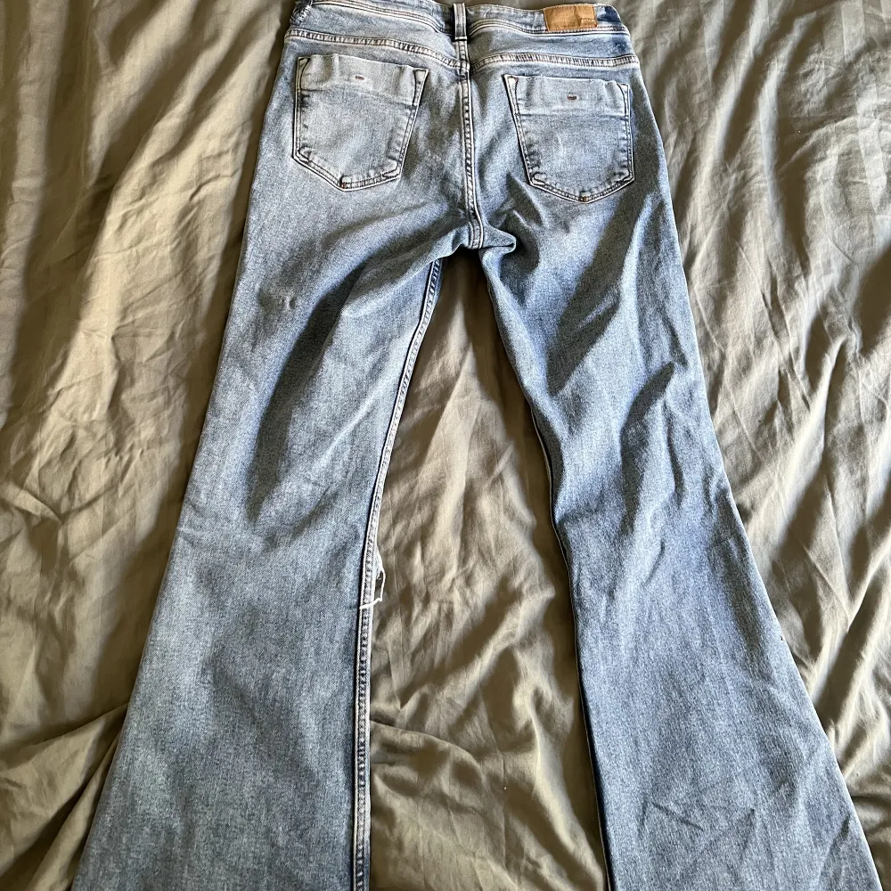 Lågmidjade jeans med bootcut från zara!🥰💕 storlek 38 och väldigt långa💕 finns ej att köpa längre. Enda defekten är ett litet hål bak (skriv om ni vill se bild så fixar jag det☺️💕) men är jättelätt att sy igen!. Jeans & Byxor.