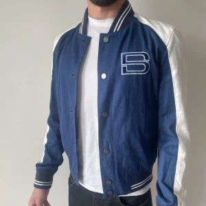 Vändbar Hugo boss jacka  - Bomberjacka ifrån märket Hugo Boss, jackan går att vända ut och in och är i storlek M! :)