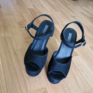 Plattå skor - Från nelly,knappt använda.