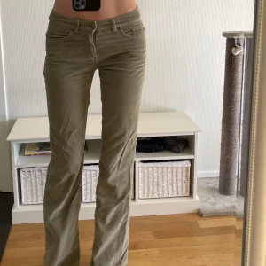 Lågmidjade manchesterbyxor - Så snygga lågmidjade Manchester byxor! Så himla unik o fin färg! Gamla Lindex, så jättebra kvalitet på dem! Super sköna. Storlek 34, midja: 37 cm, innerben: 80 cm. Skriv vid frågor eller om du vill diskutera pris! 