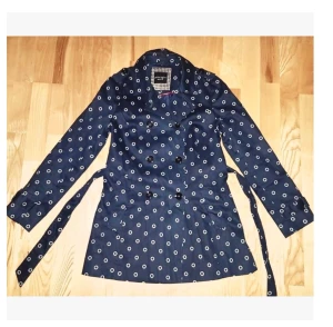 Principles / Vintage / höst / snygg ! Stl 36/38  - Kanon skick! Ser ut knappt använd! Vintage trenchcoat , inköpt för ca 25 år sen , perfekt nu till hösten! Lätt och smidig !  Principles Stl passar som 36/38 tycker jag 