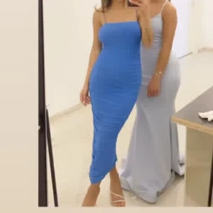 Blå klänning - säljer min blåa klänning, den åt vänster! Den är i storlek xs o använd i endast några timmar