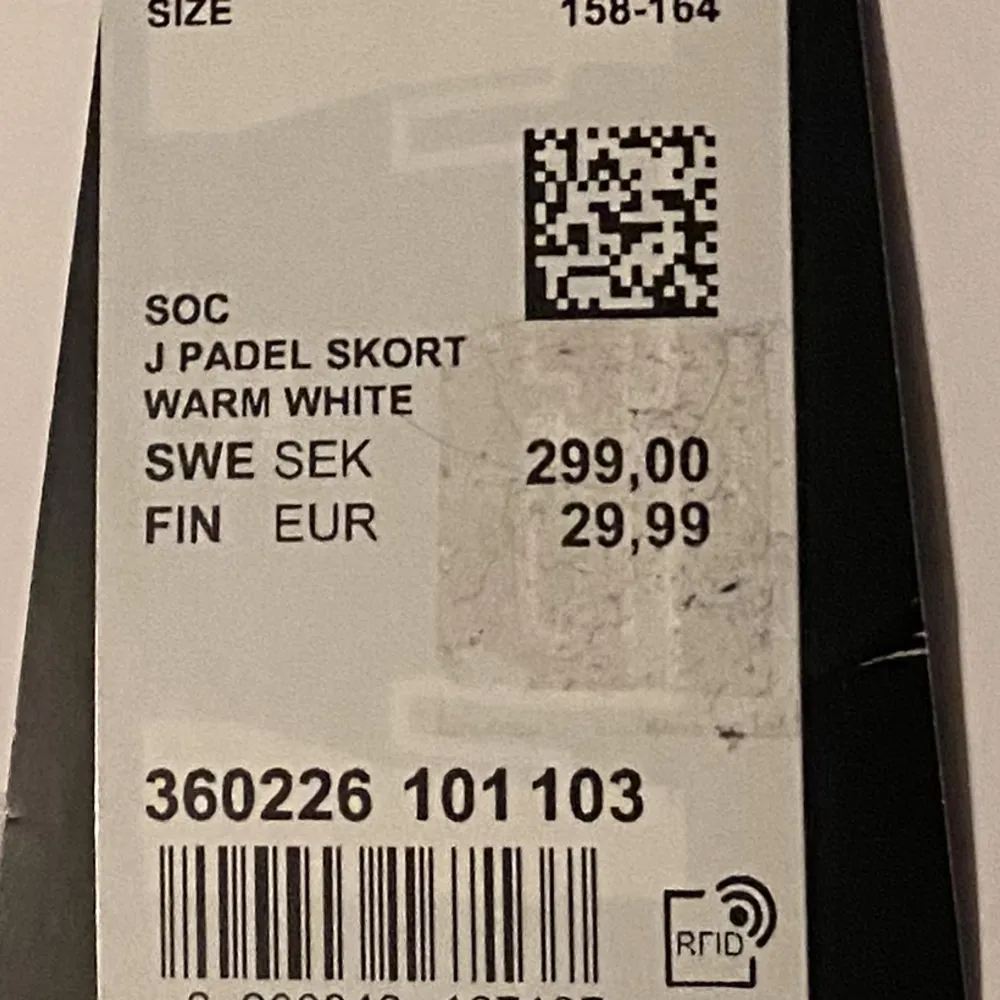 Vit padel/tennis kjol, från märket soc. Strolek 158-164, finns snöre och under short med bollficka. Helt nya med lapp kvar säljer på grund av att jag har en likadan redan sen innan. Nypris 299 kr. Kjolar.