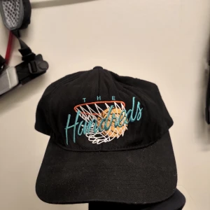 Vintage keps Hundreds  - Hej! Bilden är slarvigt tagen önska du bättre bild bara om. Skick på kläderna är bra använder,, många av de sällan.