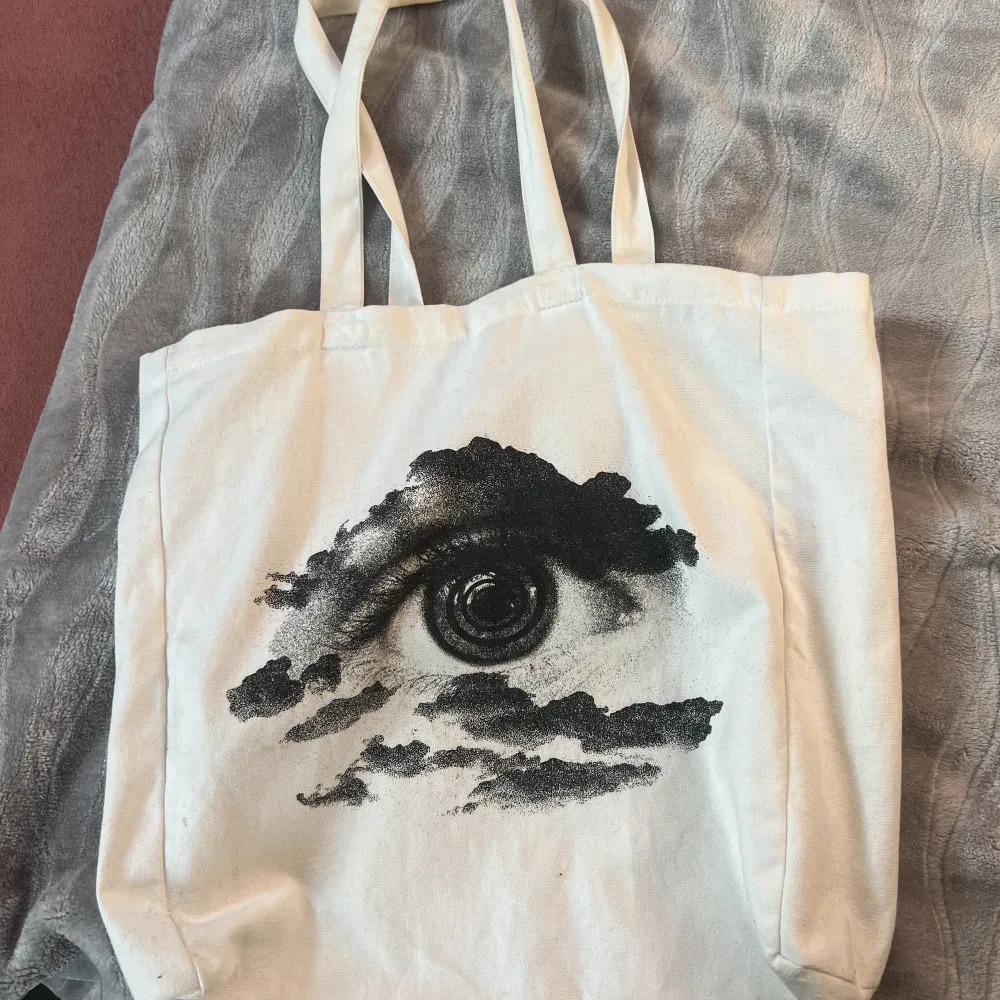 Säljer en Louis Tomlinson tote bag. Väskor.