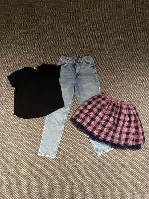 Barnkläder strl 140 - Jättefina tjej kläder i storlek 140💕 en kjol ett par jeans och en t shirt❤️använda ett antal gånger men i väldigt bra skick💗 60 kr st och 150 för alla👍går att samtala pris