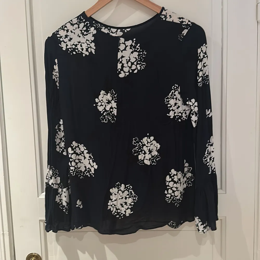 Blus med med mönster i 100 % viskos . Puserot.
