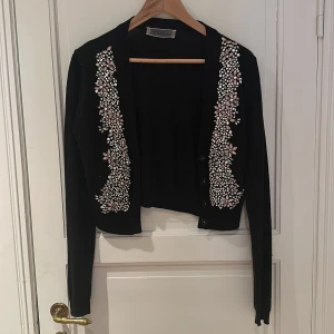 Giambattista Valli & HM - Svart kofta med stenar i 100 % ull