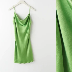 Klänning  - Satin klänning 💚slutsåld!!!